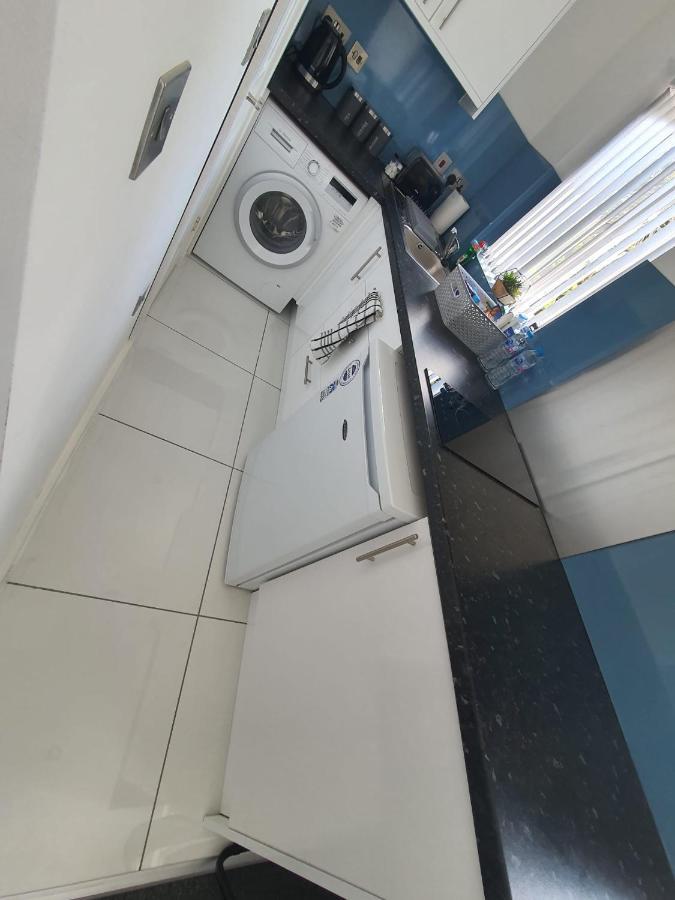 מלון Northolt  New Self Contained Flat,In Hayes, Free Parking מראה חיצוני תמונה