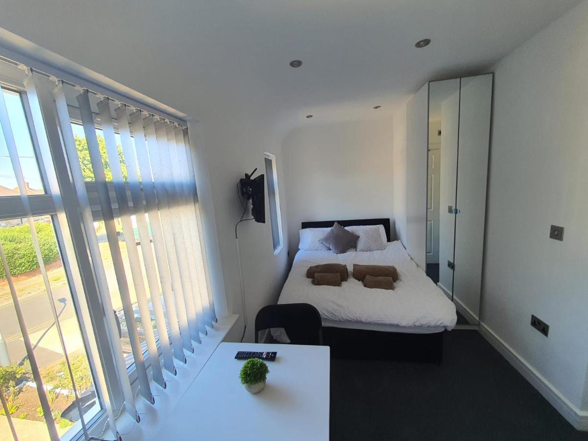 מלון Northolt  New Self Contained Flat,In Hayes, Free Parking מראה חיצוני תמונה