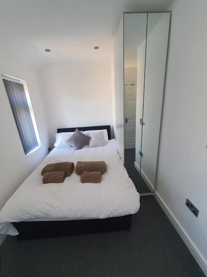 מלון Northolt  New Self Contained Flat,In Hayes, Free Parking מראה חיצוני תמונה